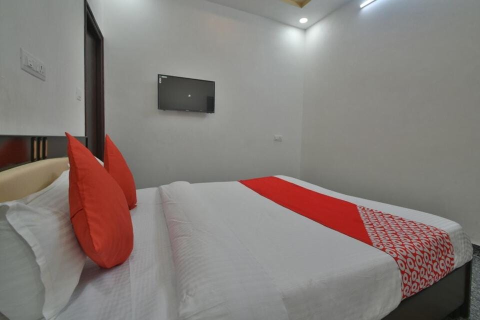 HOTEL CLEAR SKY UDAIPUR NEAR UDAIPUR RAILWAY CITY Station Hotel in Gujarat