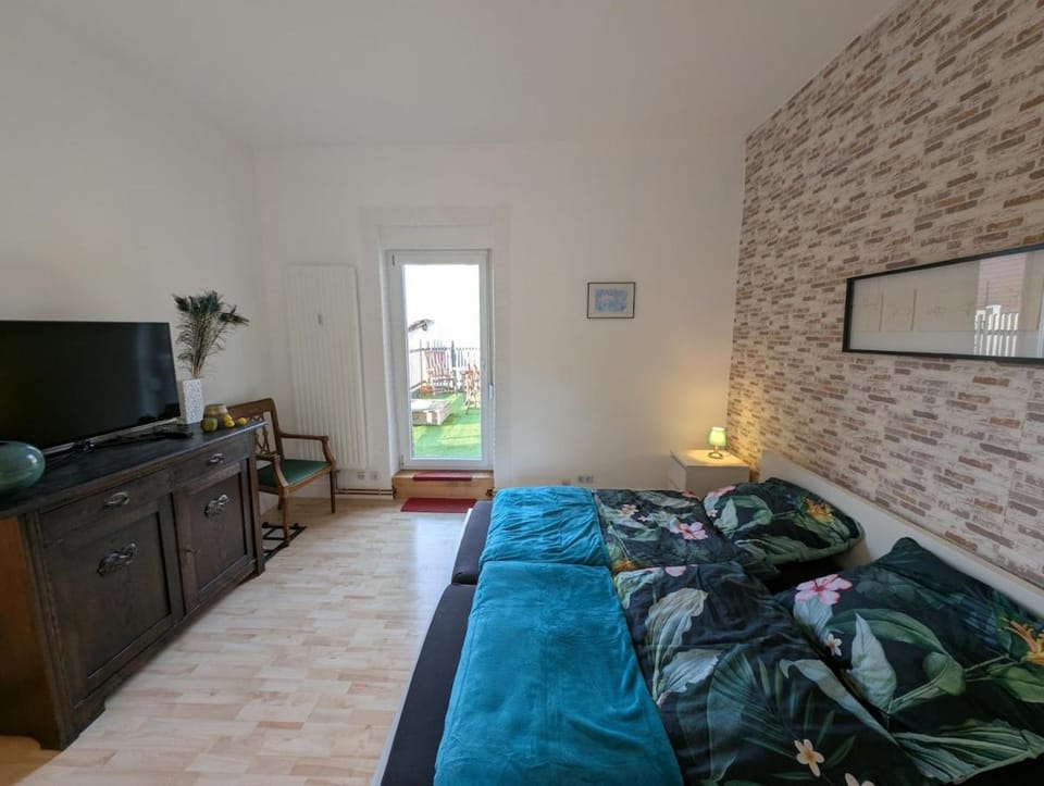 Bed, TV and multimedia, Bedroom