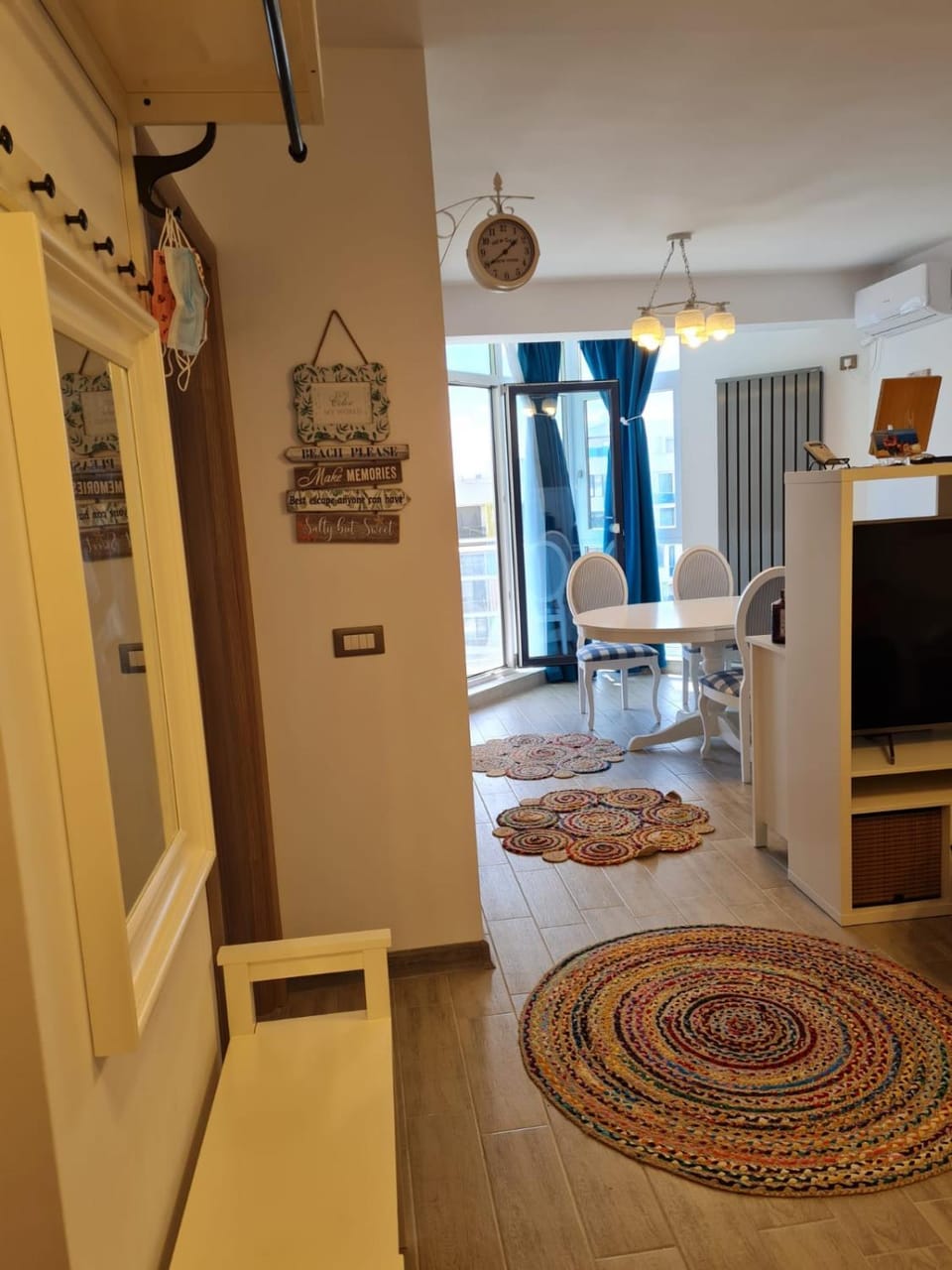 TV and multimedia, Kitchen or kitchenette, Living room, Seating area, Dining area