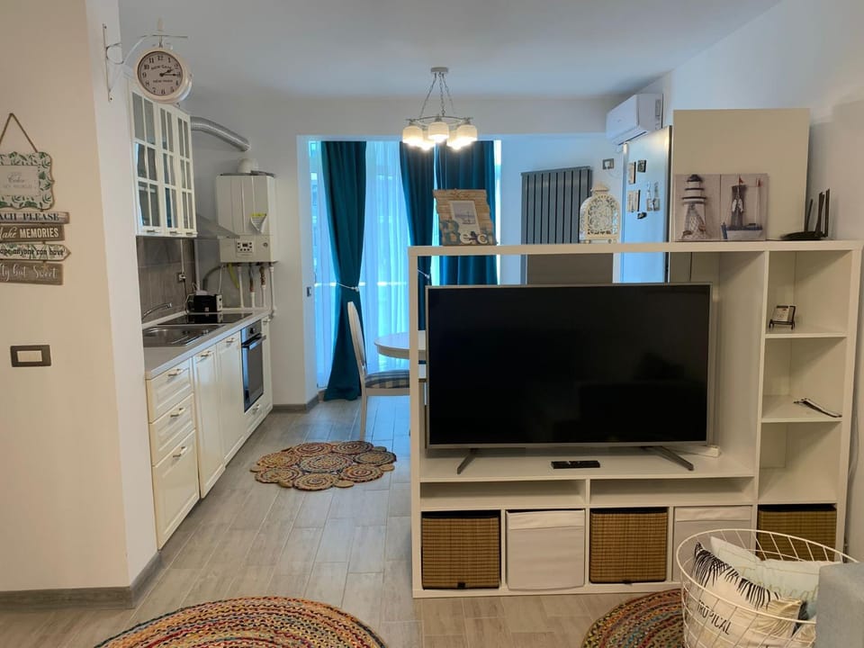 Communal lounge/ TV room, TV and multimedia, Kitchen or kitchenette, Living room, Evening entertainment, oven, stove, kitchen