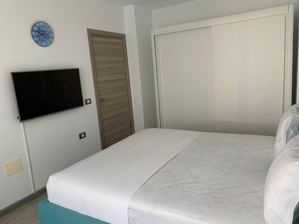 Bed, TV and multimedia, Photo of the whole room, Bedroom, wardrobe