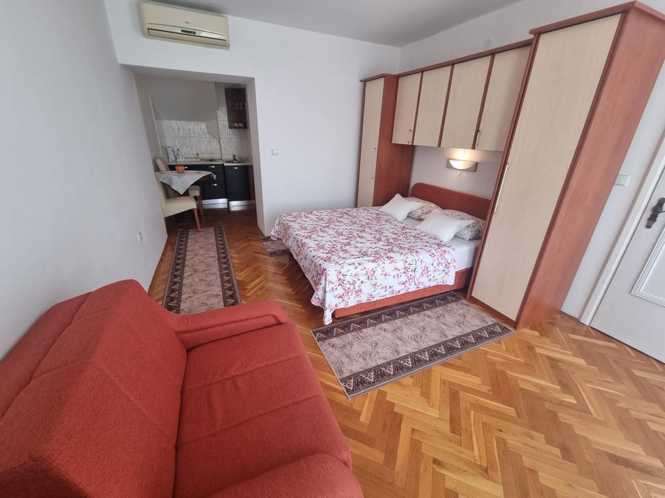 Bed, Kitchen or kitchenette, Living room