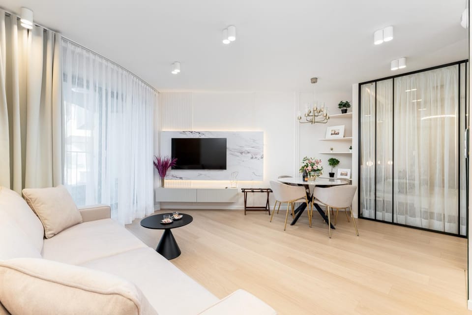 TV and multimedia, Living room, Seating area, Evening entertainment