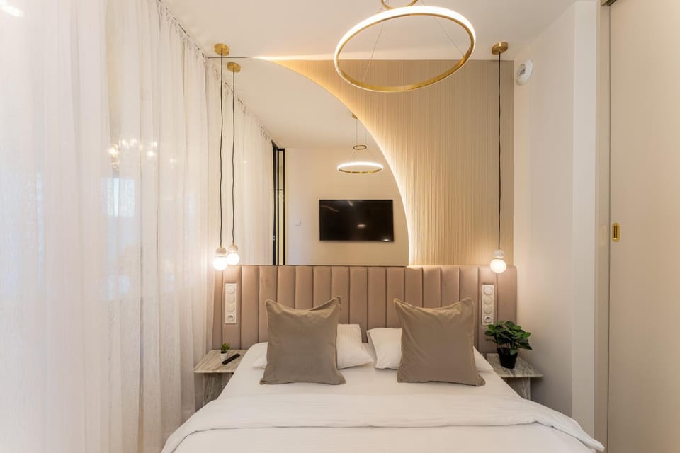 Bed, TV and multimedia, Photo of the whole room, Bedroom