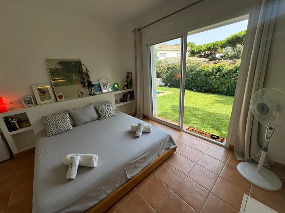 Bed, Photo of the whole room, Bedroom, Garden view