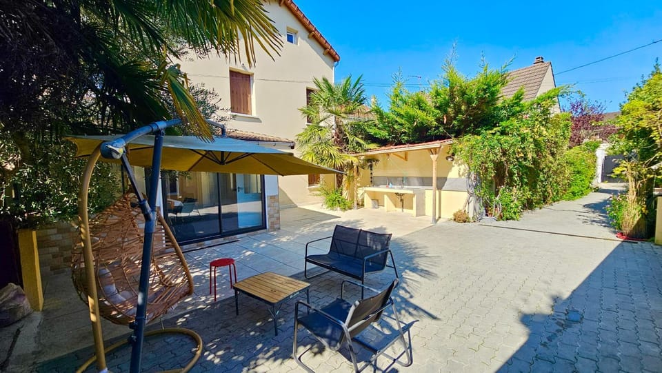 Property building, Patio, Spring, Day, Dining area