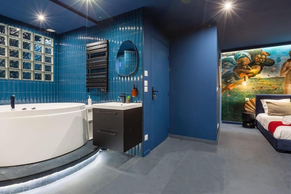 Arc de Triomphe romantic suite JACUZZI saphir Apartment in Paris