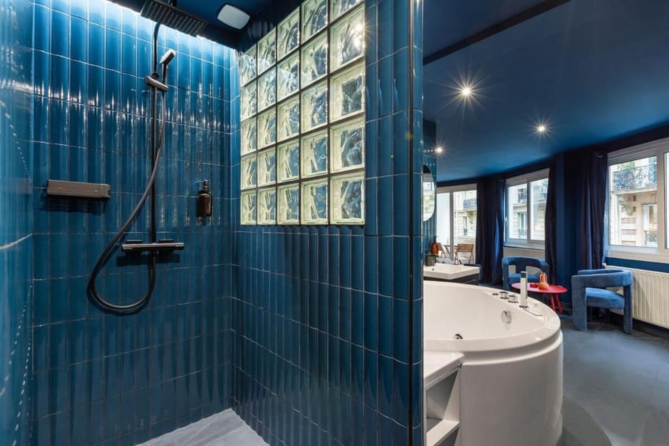 Arc de Triomphe romantic suite JACUZZI saphir Apartment in Paris