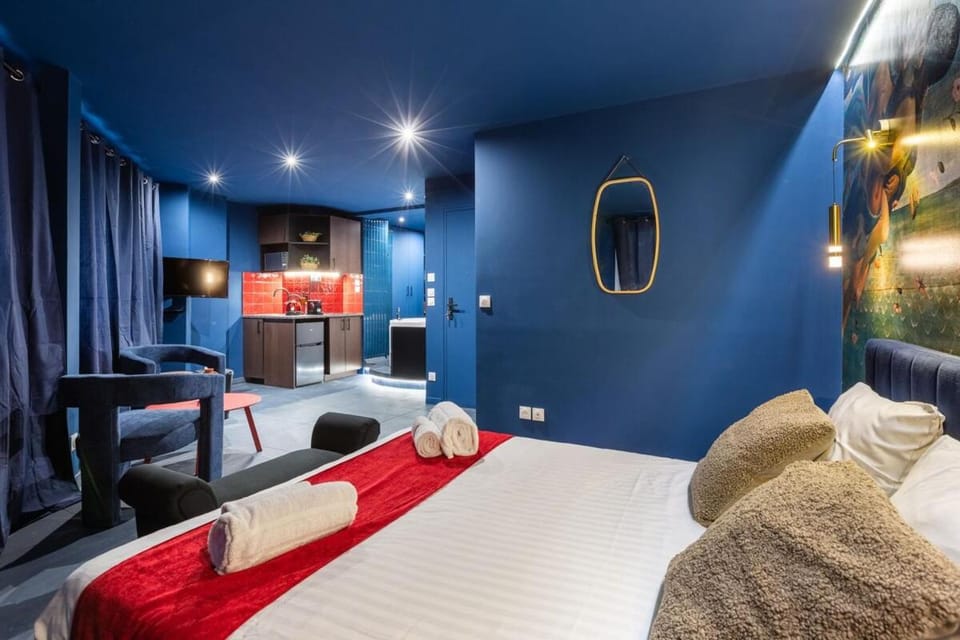 Arc de Triomphe romantic suite JACUZZI saphir Apartment in Paris