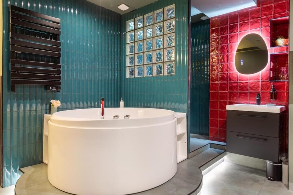Arc de Triomphe Romantic SUITE Jacuzzi Emeraude Apartment in Paris