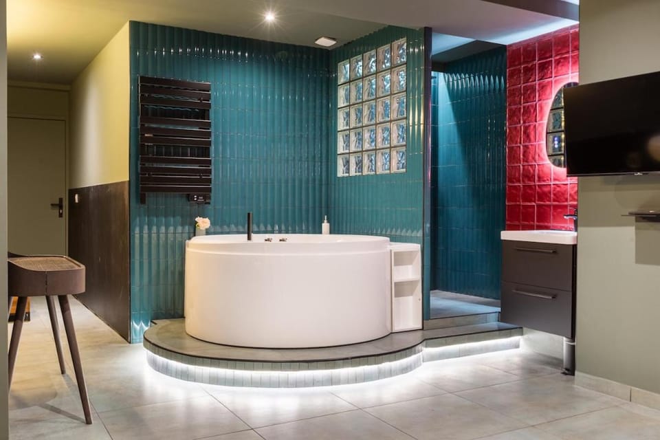 Arc de Triomphe Romantic SUITE Jacuzzi Emeraude Apartment in Paris