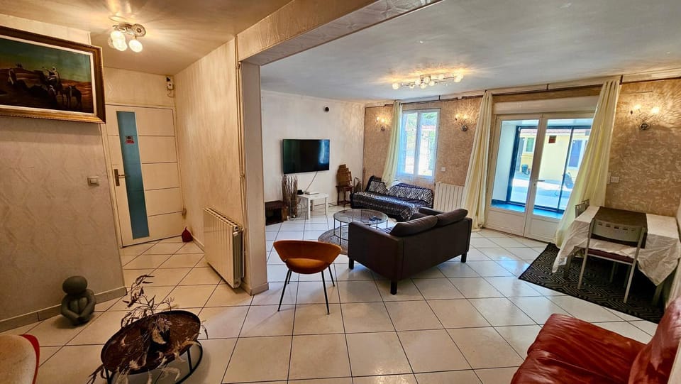Communal lounge/ TV room, TV and multimedia, Living room, Seating area, Dining area