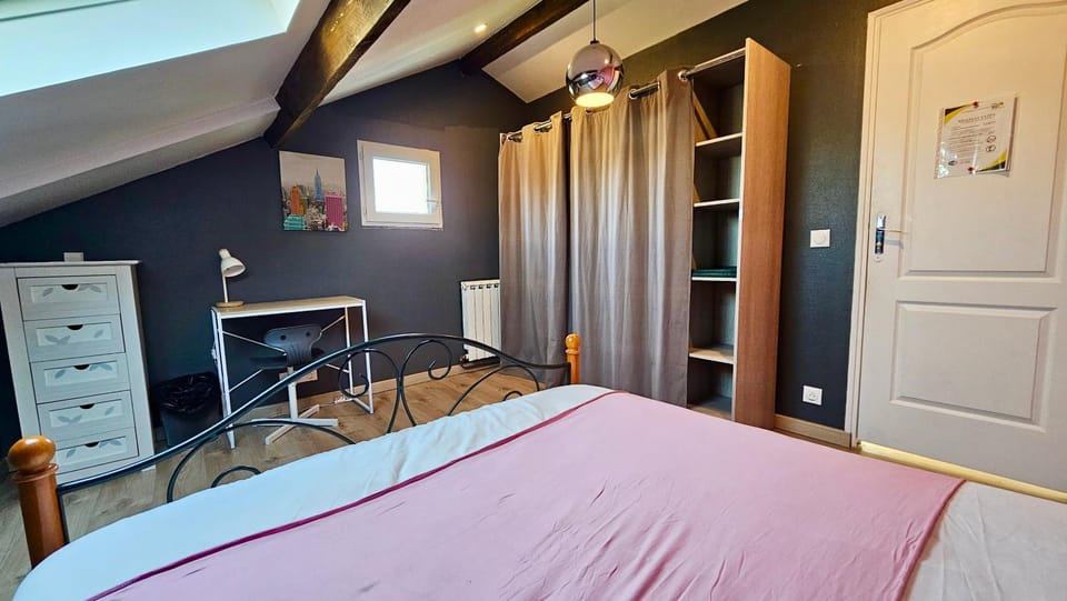 Bed, Photo of the whole room, Bedroom, wardrobe