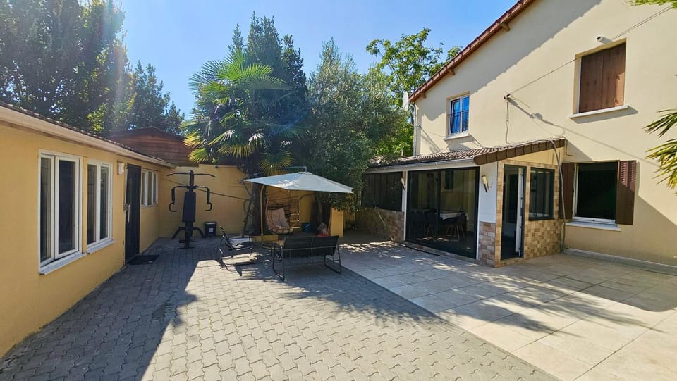 Property building, Patio, Day