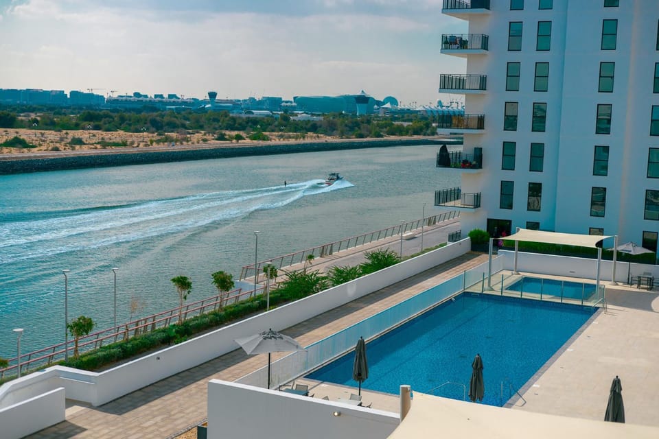 Yas Island Elegant 2BR with Lake & Pool View Apartment in Abu Dhabi
