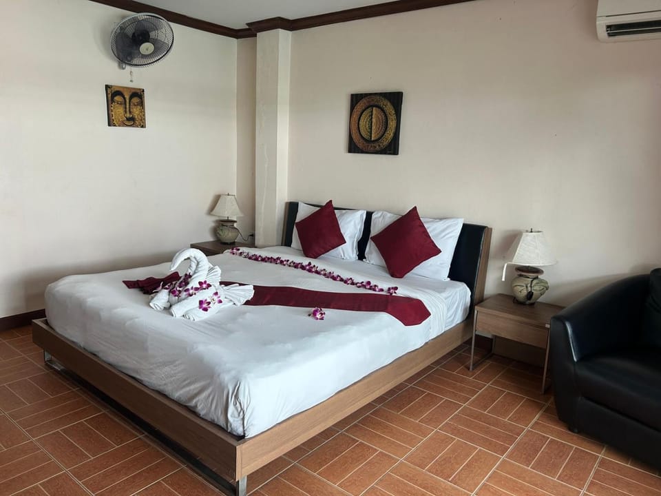 Bed, Photo of the whole room, Bedroom, air conditioner
