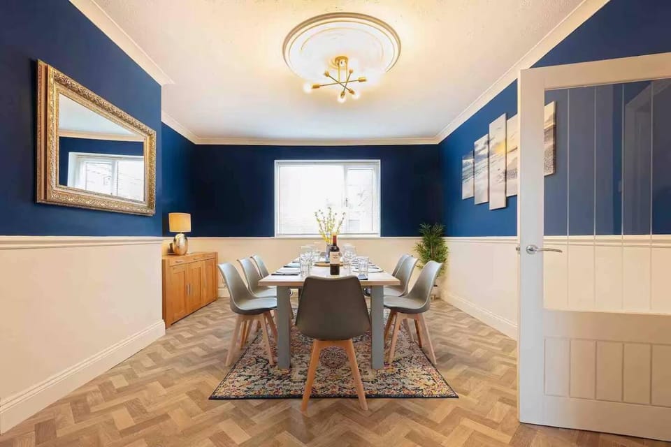 Seating area, Dining area