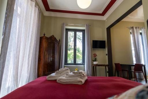 Bed, TV and multimedia, Bedroom