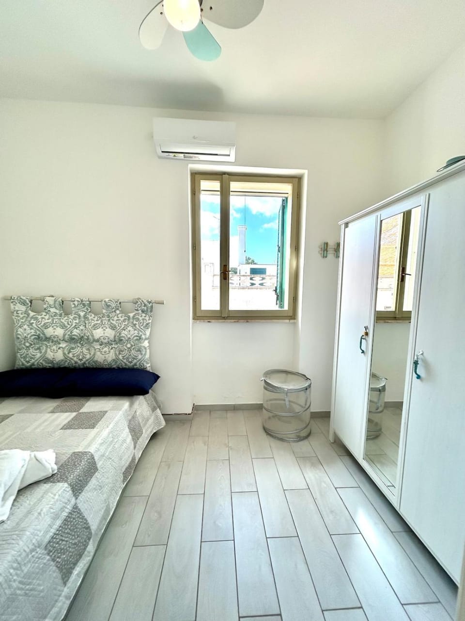 Bed, Photo of the whole room, Bedroom, air conditioner