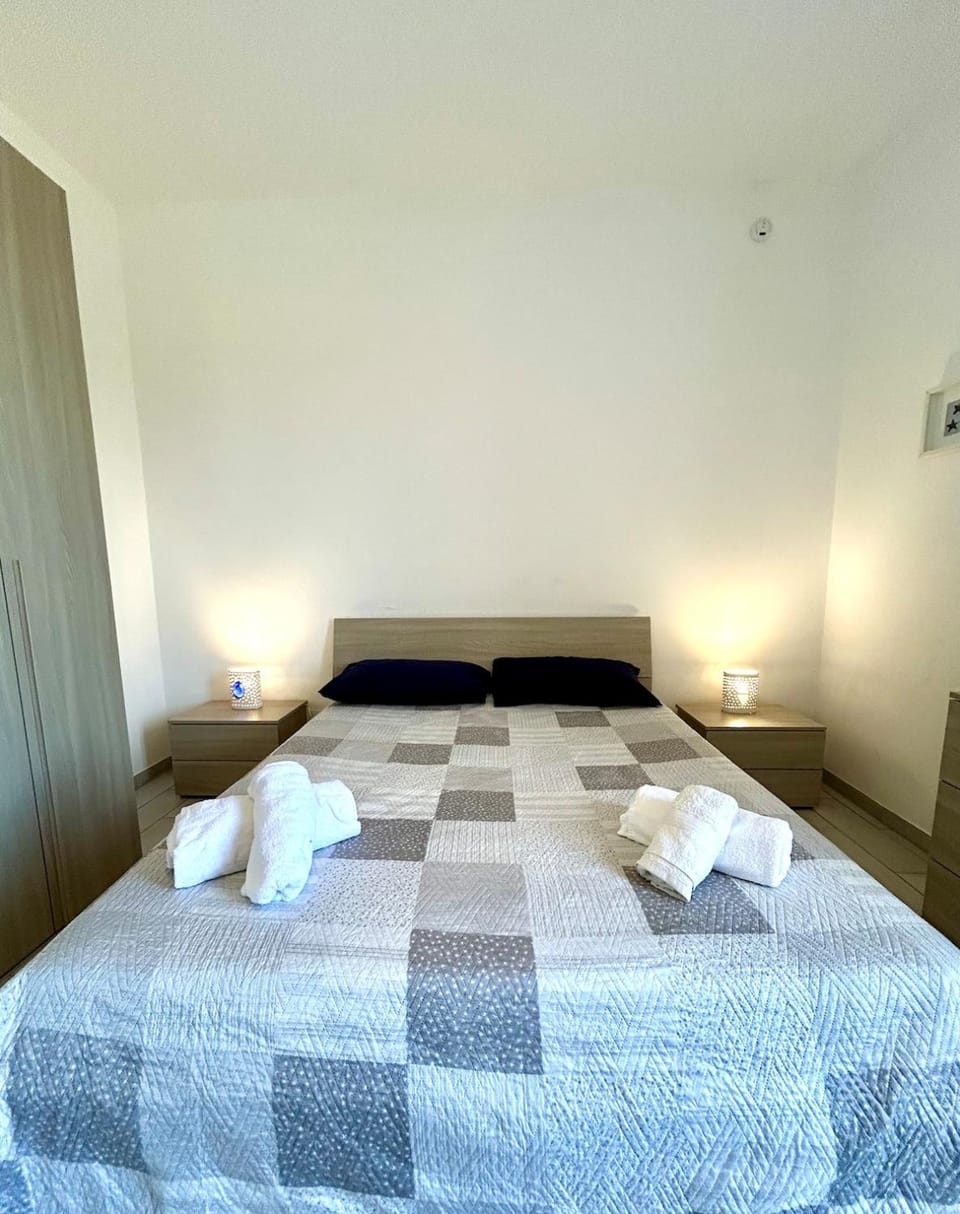 Bed, Photo of the whole room, Bedroom, towels