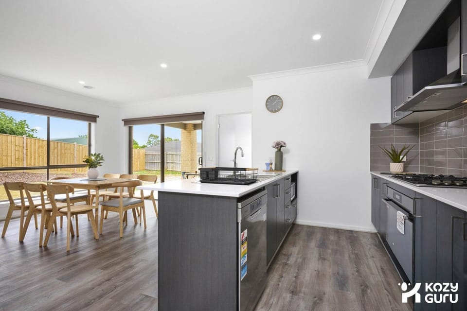 KozyGuru Pakenham Comfortable 4-Bedroom House Apartment in Pakenham
