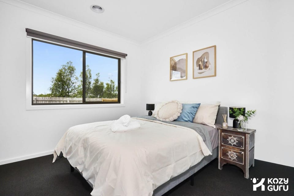 KozyGuru Pakenham Comfortable 4-Bedroom House Apartment in Pakenham