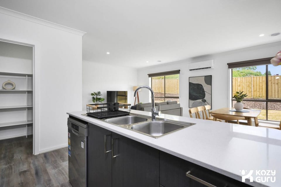 KozyGuru Pakenham Comfortable 4-Bedroom House Apartment in Pakenham