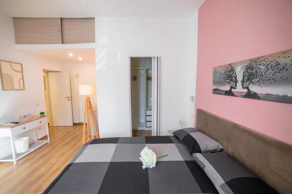 Bed, TV and multimedia, Photo of the whole room, Bedroom