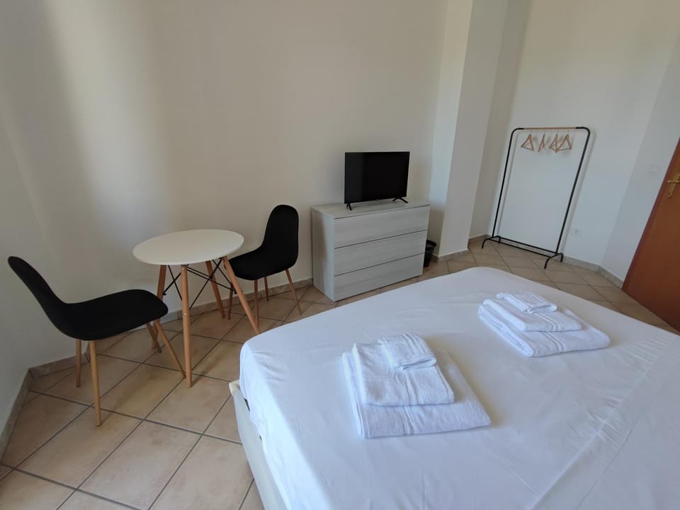 Bed, TV and multimedia, Photo of the whole room, Seating area, towels, wardrobe
