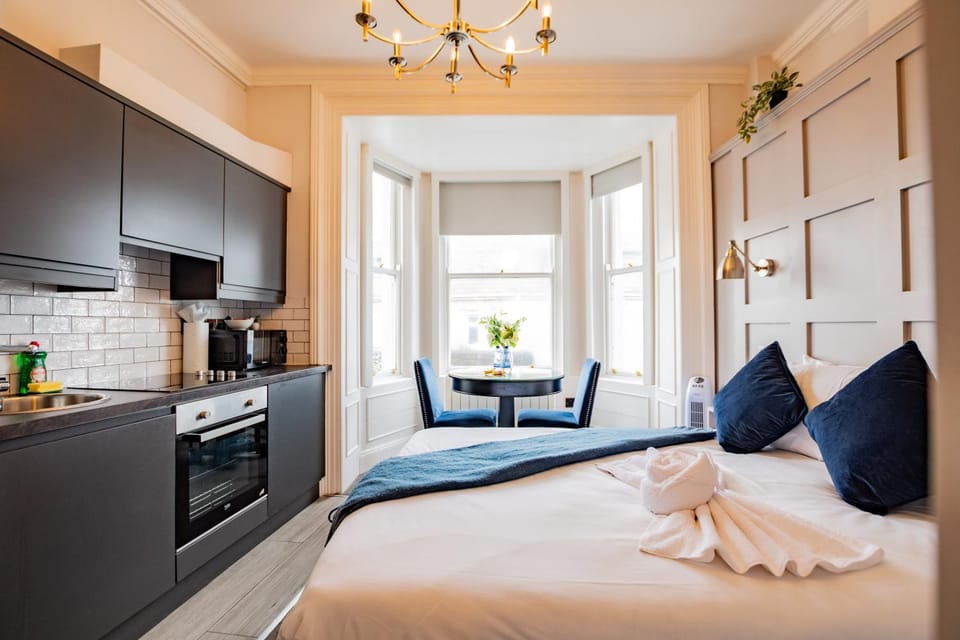 Kitchen or kitchenette, Dining area, Bedroom