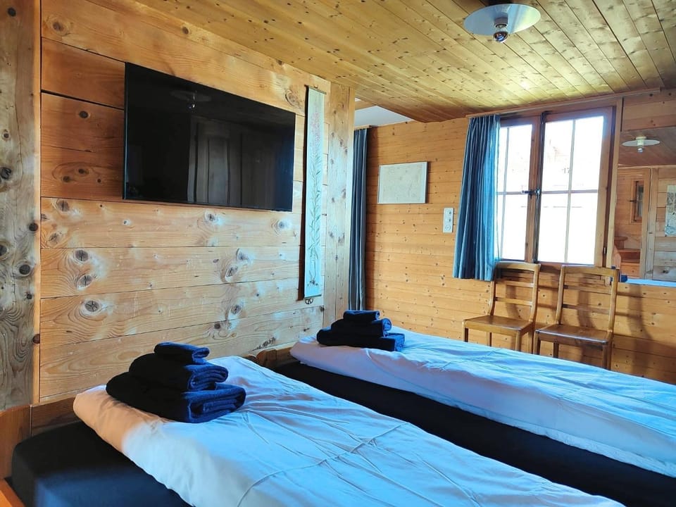 Bed, TV and multimedia, Photo of the whole room, Bedroom, towels