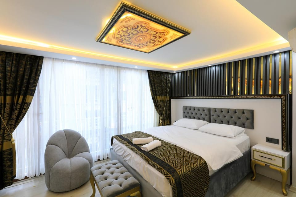 Bed, Seating area