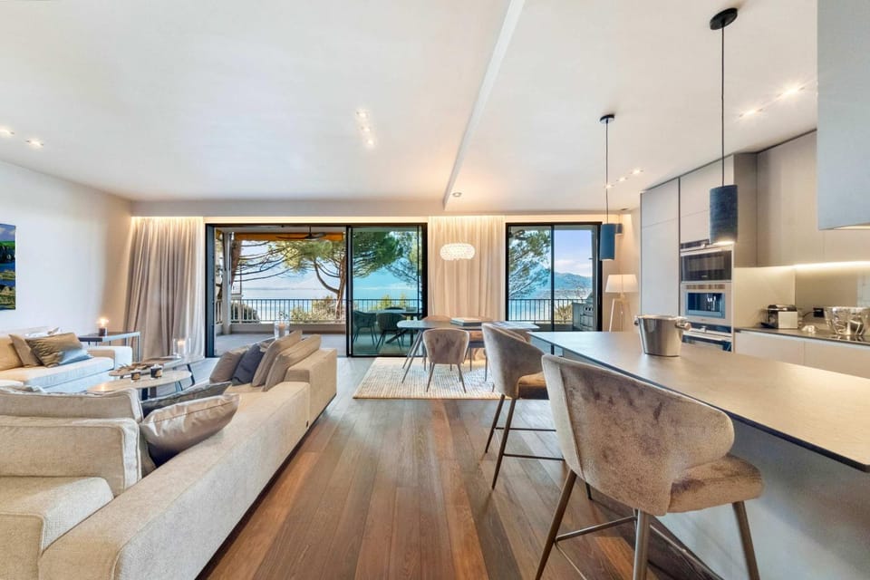 TV and multimedia, Kitchen or kitchenette, Living room, Seating area, Dining area