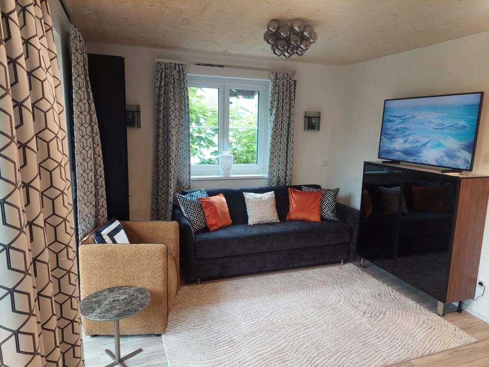 TV and multimedia, Living room, Seating area, Evening entertainment