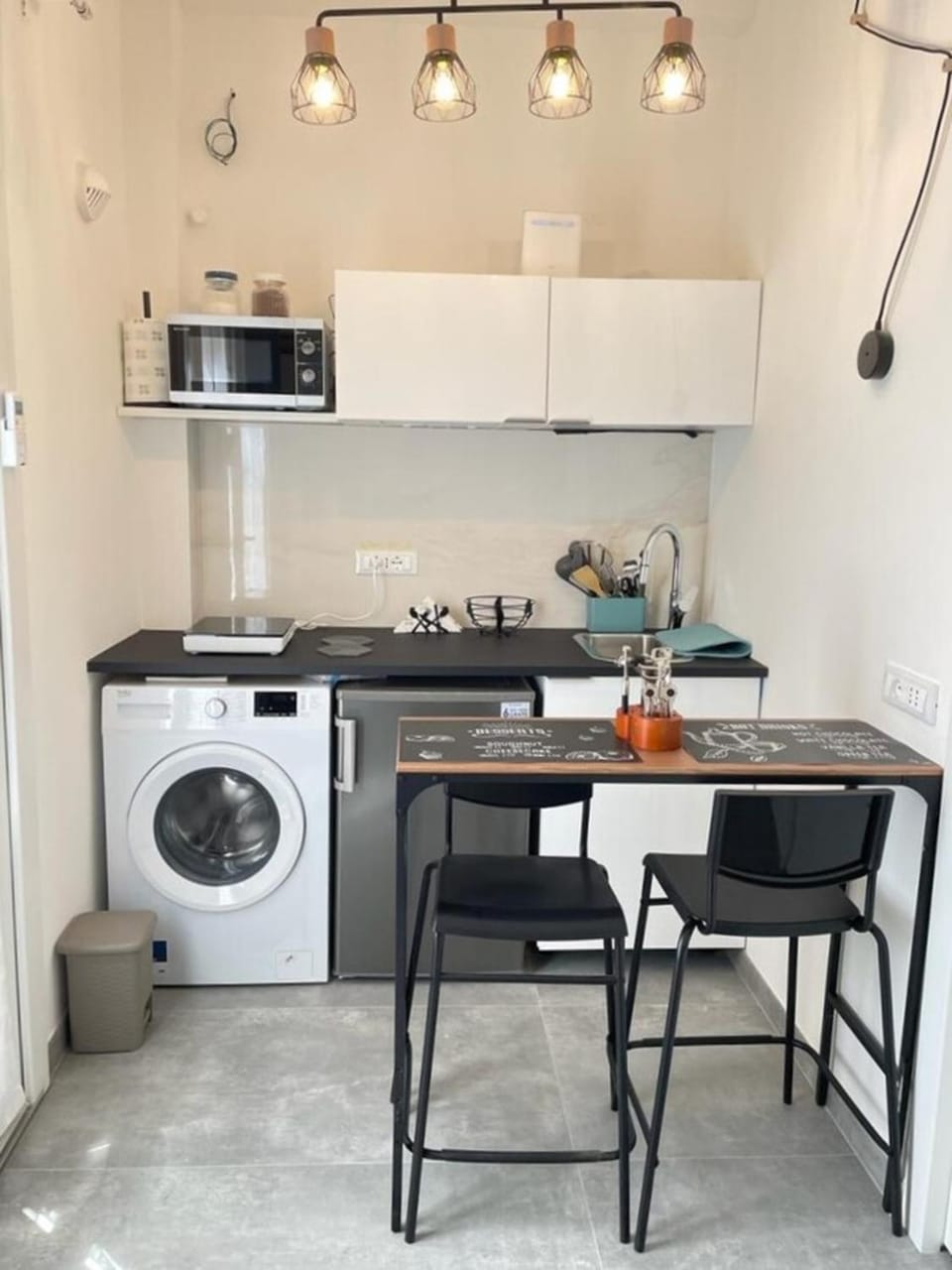 Kitchen or kitchenette, Seating area, Seating area, Dining area, stove, washing machine