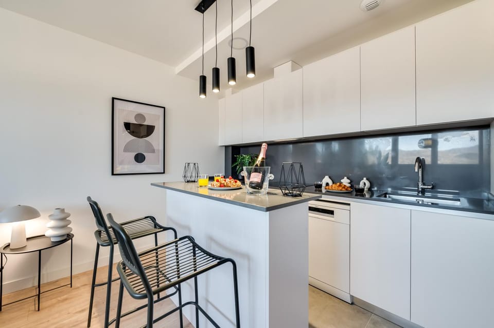 Kitchen or kitchenette, dishwasher, stove