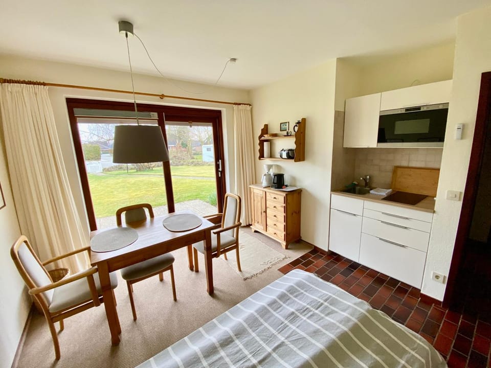 Kitchen or kitchenette, Seating area, Dining area