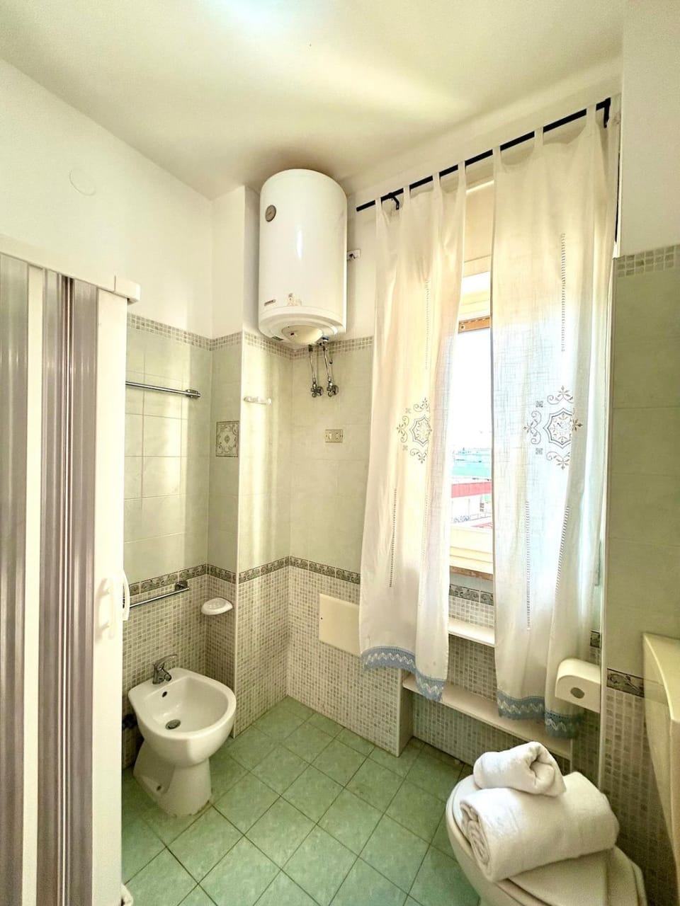 Shower, Toilet, Bathroom, bidet, towels