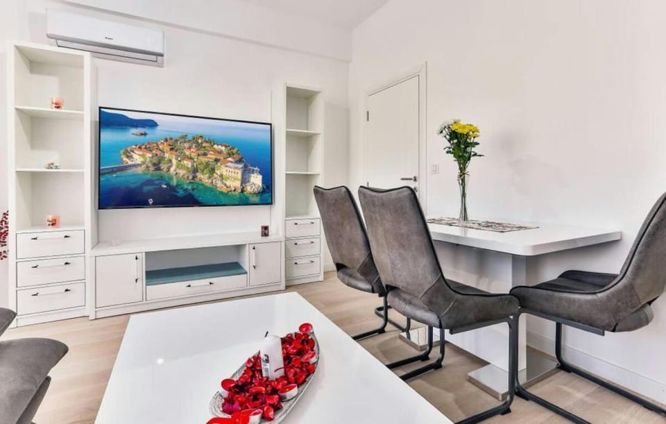 TV and multimedia, Living room, Dining area, air conditioner
