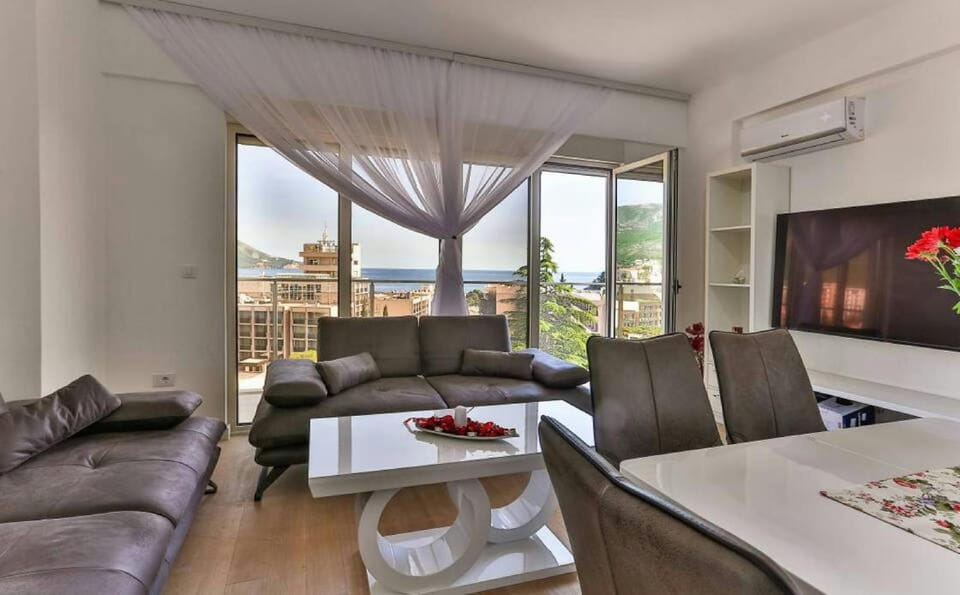View (from property/room), Balcony/Terrace, Living room, Seating area, Dining area, air conditioner