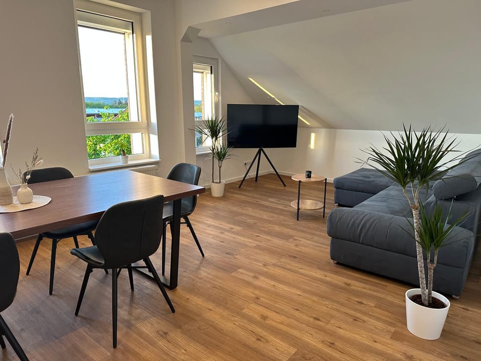 TV and multimedia, Living room, Seating area, Dining area