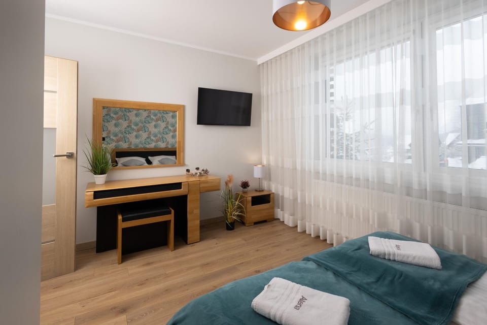 Bed, TV and multimedia, Photo of the whole room, Bedroom, towels