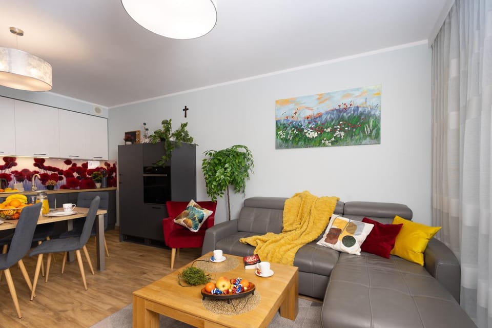 Living room, Food and drinks, Seating area, Dining area, Food