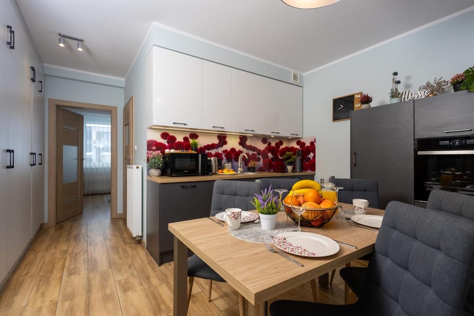 Kitchen or kitchenette, Food and drinks, Dining area, Food, oven