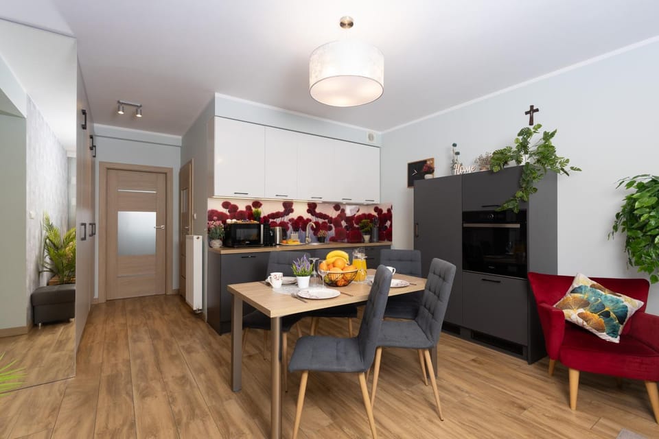 Kitchen or kitchenette, Food and drinks, Dining area, Food, oven