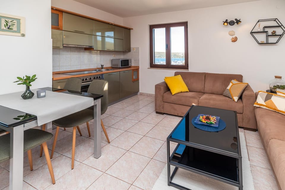 Kitchen or kitchenette, Seating area