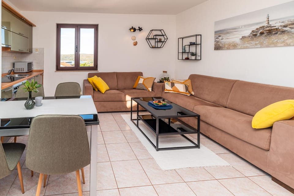 TV and multimedia, Seating area, Dining area