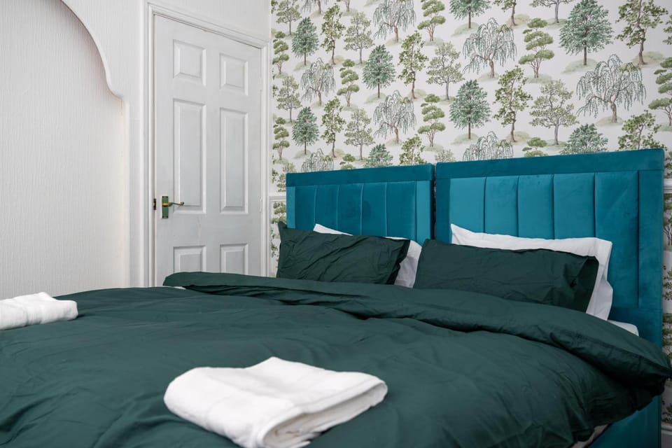 Superior 4-Bedroom Home ideal for families, Contractors and Relocations Apartment in Stoke-on-Trent