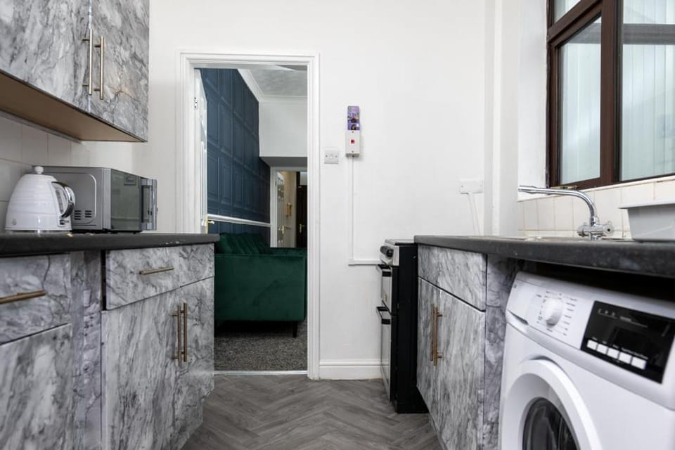 Superior 4-Bedroom Home ideal for families, Contractors and Relocations Apartment in Stoke-on-Trent