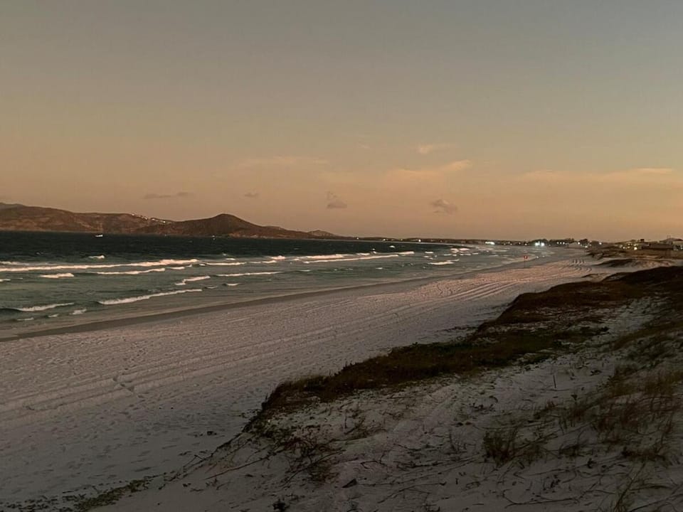 Ampla casa completa, pé na areia Praia do Foguete, Cabo Frio House in Cabo Frio